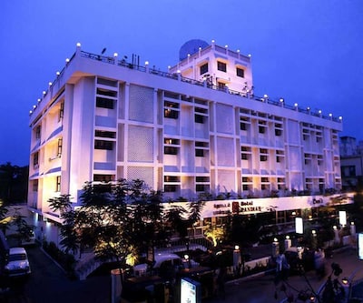 https://imgcld.yatra.com/ytimages/image/upload/t_hotel_yatra_city_desktop/v1433733747/Domestic Hotels/Hotels_Chennai/Hotel Pandian/Facade.jpg